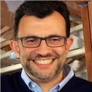 Esperienza pluriennale nell'insegnamento e fondatore scuola di italiano per stranieri, offre lezione di italiano on line